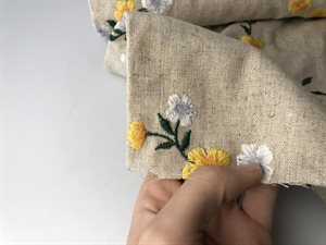 Hør / bomuld - smuk natur bund med de fineste broderede blomster 